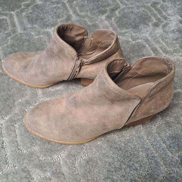 FERGIE BIANCA BOOTIE ANKLE BOOTS WOMENS SIZE 7M DISTRESSED LOW HEEL SIDE ZIP - Picture 2 of 10